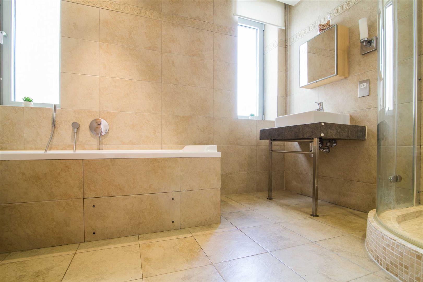 Image of Apartment - 3 Bedrooms - 2 Bathrooms for Rental in Royal Ocean Plaza-Gibraltar, Image 4